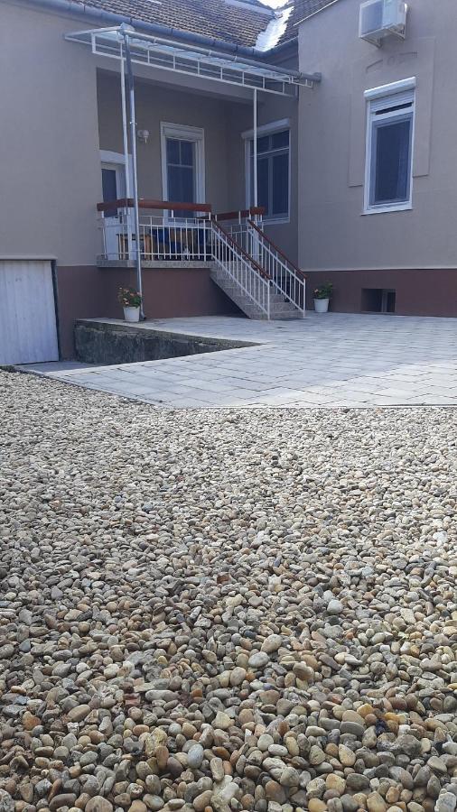 Glamour Apartman Gyula Exterior photo